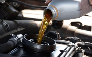 Kinh nghiệm lái xe: Thay dầu nhớt lần đầu km bao nhiêu là hợp lý?